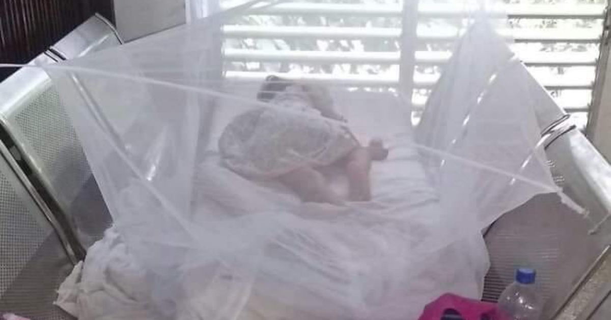 Una niña enferma de dengue en una cama improvisada en Cuba. (imagen de archivo) © Facebook / Yoandris Verane