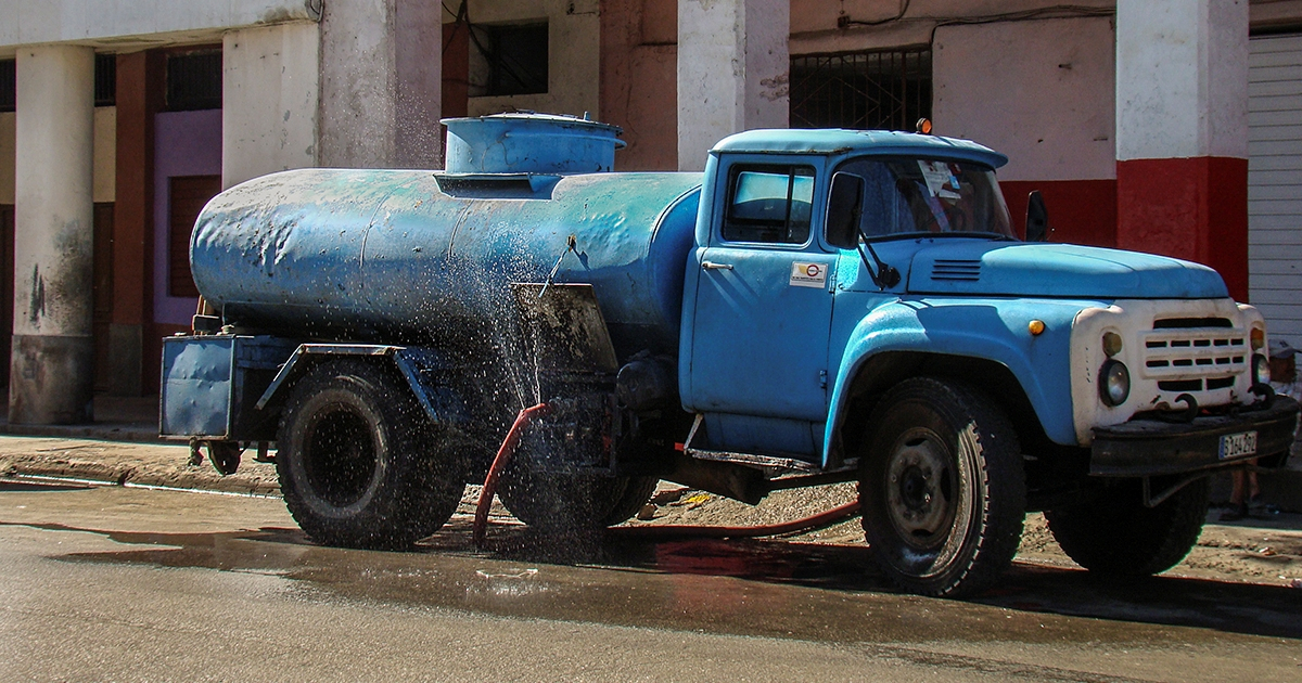Pipa de agua en La Habana (imagen de referencia) © CiberCuba