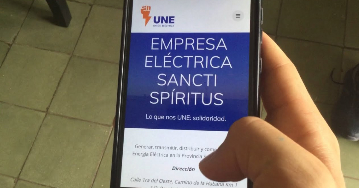 Un teléfono móvil muestra la web de la Empresa Eléctrica de Sancti Spíritus © Escambray