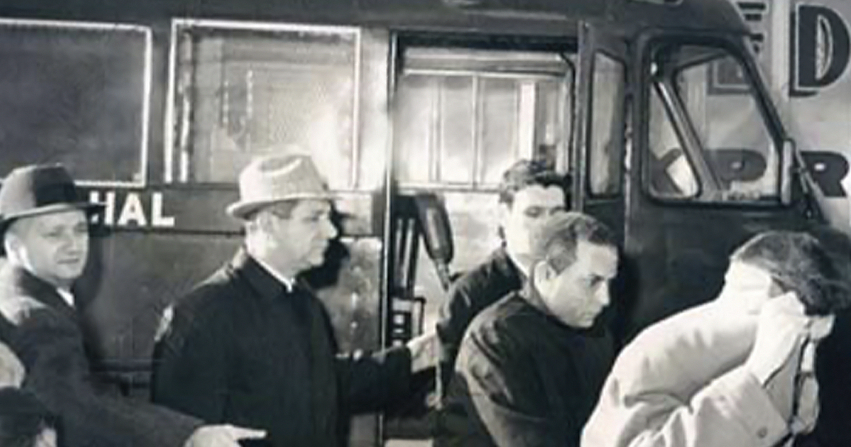 Santiesteban Casanova y García Orellana, escoltados por agentes del FBI para ser instruidos de cargos el 23 de noviembre de 1962 © Press Photo
