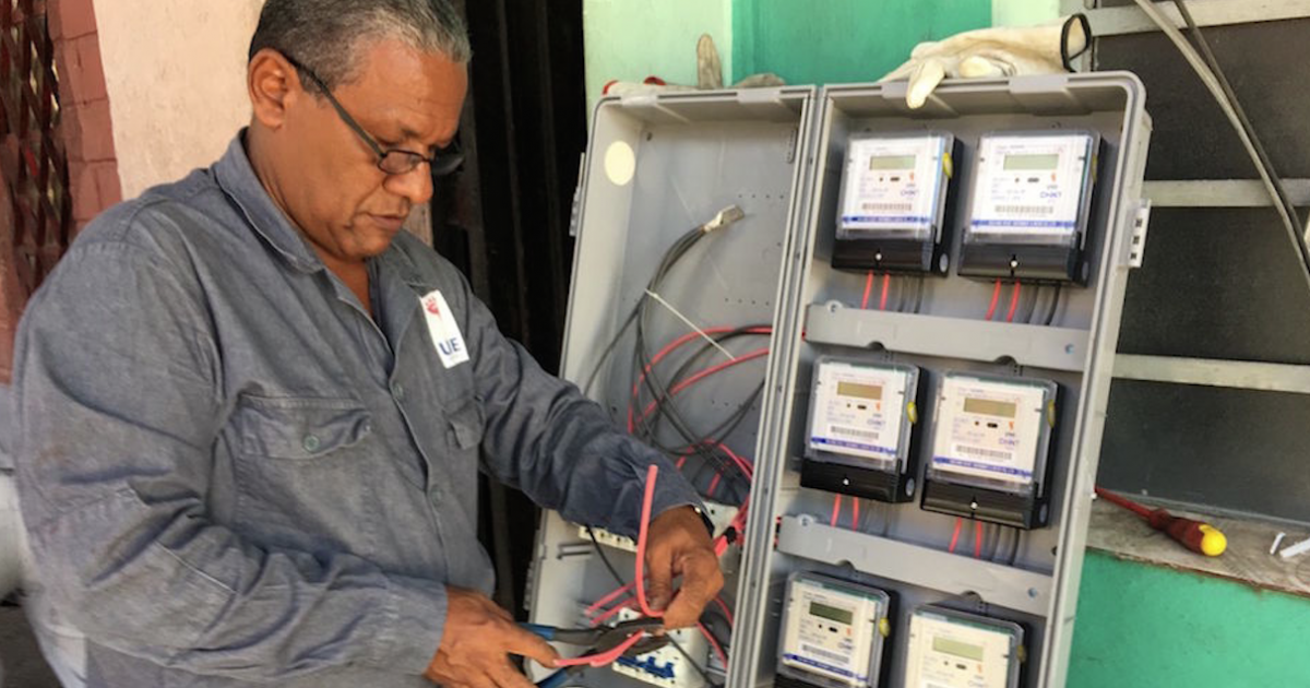 Trabajador de la Empresa Eléctrica en Cuba © ACN