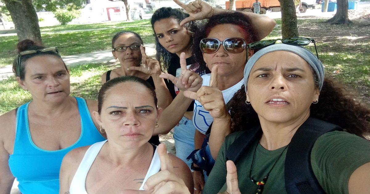 Madres de manifestantes del 11J frente a Tribunal mientras sesiona juicio © Facebook / Barbara Farrat Guillen