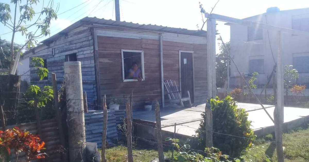 Casa de madera y zinc en comunidad El Sitio, Pinar del Río © ACN