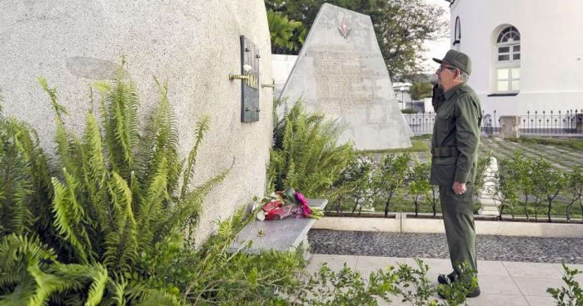 Raúl Castro visita la tumba de Fidel © Estudios Revolución