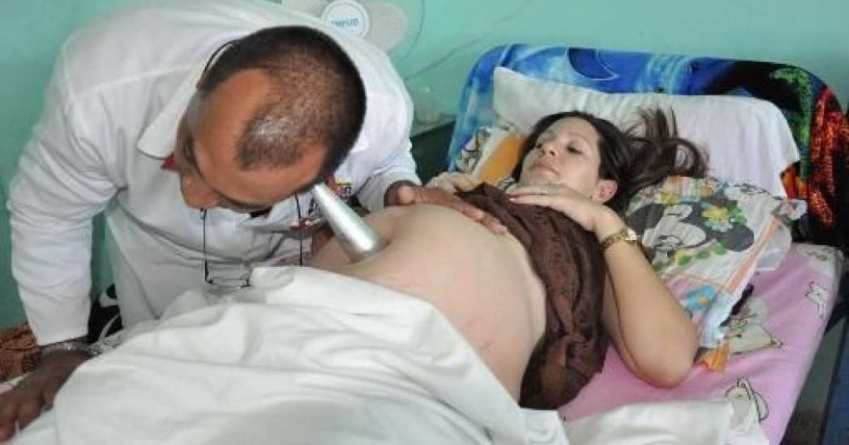 Médico atiende a embarazada en Cuba © Periódico 26 / Reynaldo López Peña