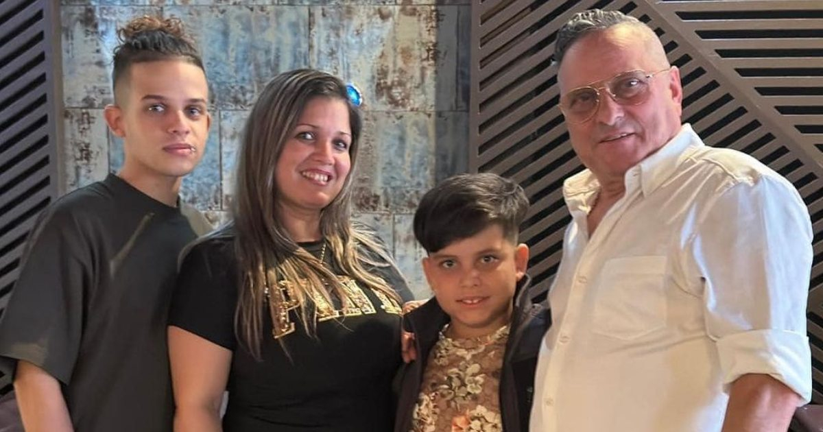 Gustavito junto a su esposa y sus dos hijos © Facebook / Gustavito