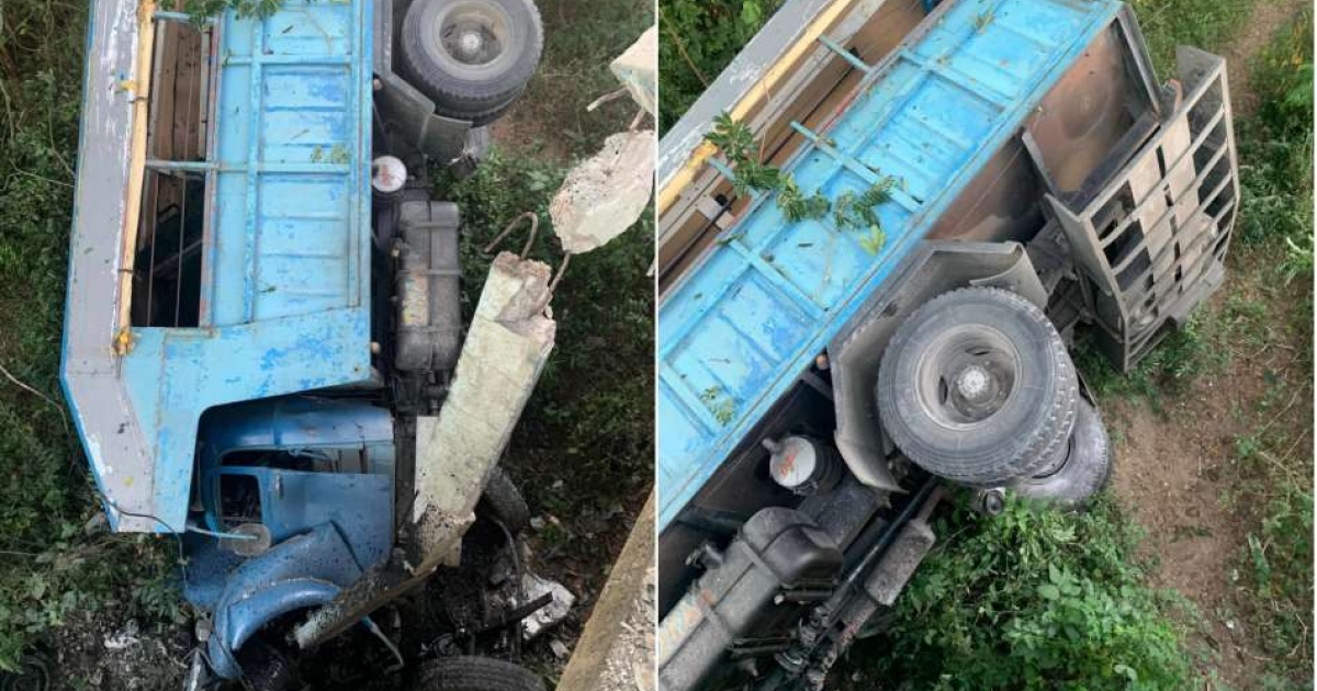 Camión caído del puente © ACCIDENTES BUSES & CAMIONES por más experiencia y menos víctimas! / Facebook / Eduardo Mosguera Canas