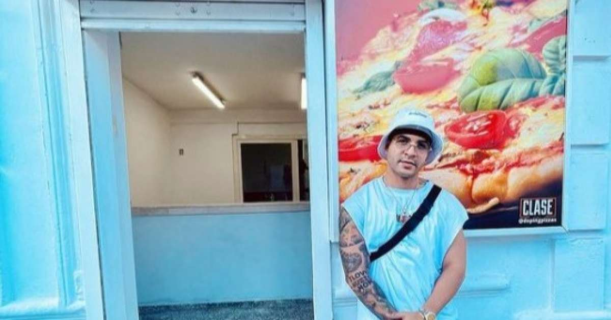 Yomil en la puerta de su negocio en La Habana © dopingpizzas / Instagram