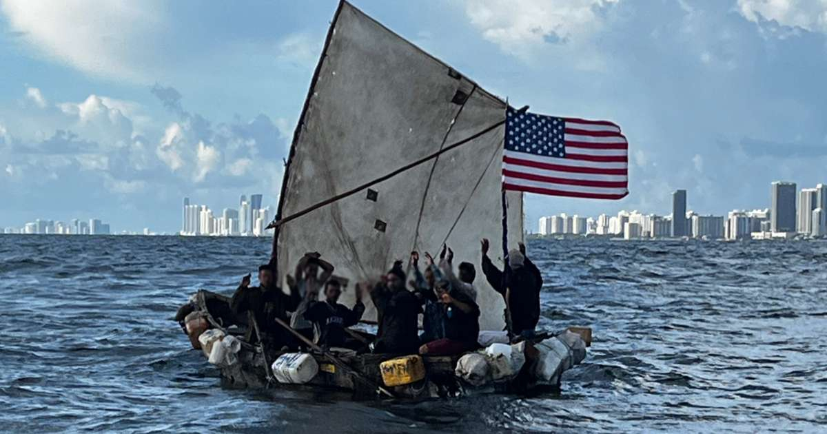 Balseros cubanos en embarcación con bandera estadounidense © Twitter / Guardia Costera EE.UU.