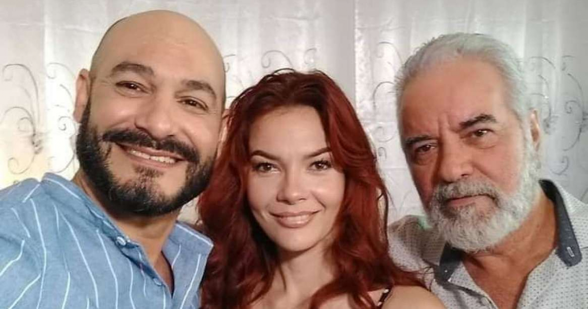 Yia Caamaño, protagonista de la serie, junto a los actores Reinier Hernández y Jorge Luis López © tvcubana.icrt.cu