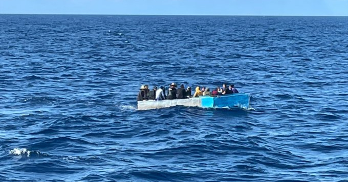 Embarcación detenida frente a Cayos Marquesas © Twitter / USCGSoutheast