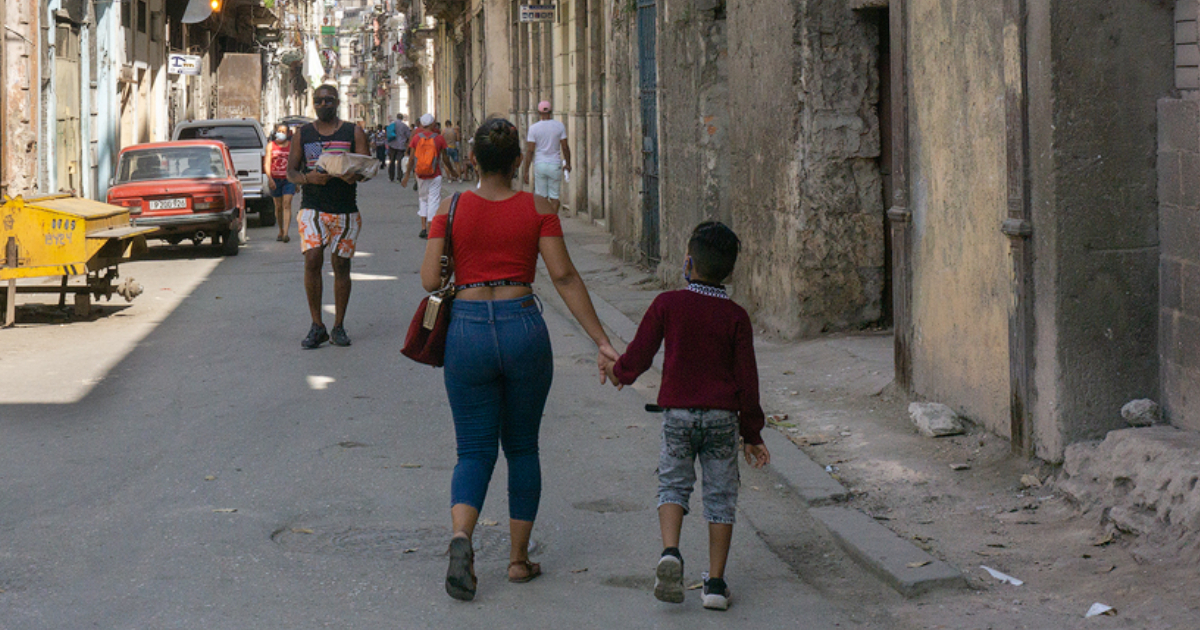 Madre cubana con su hijo (Imagen de referencia) © CiberCuba