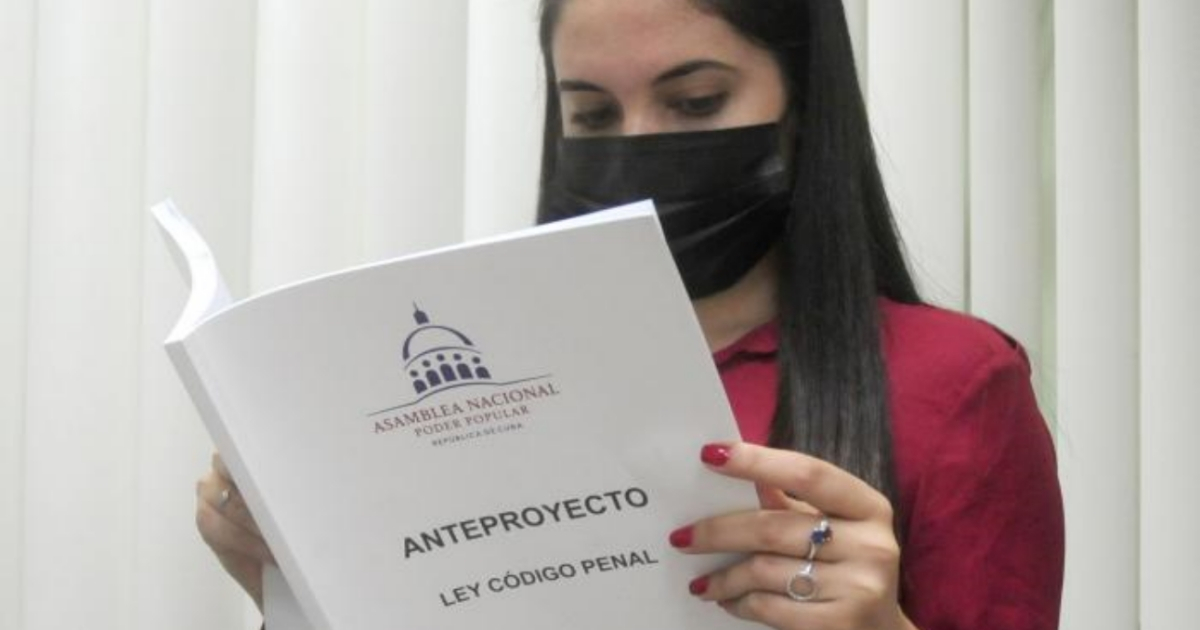 Mujer leyendo el anteproyecto del Código Penal, antes de ser aprobado © Granma / Endrys Correa Vaillant
