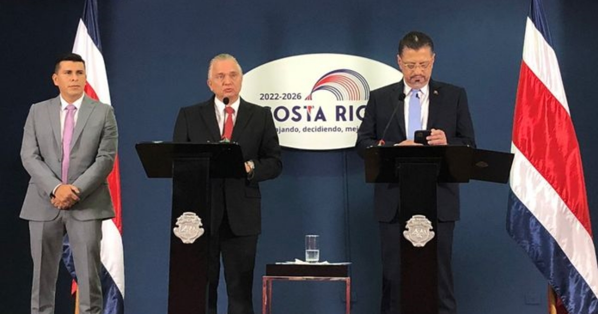 Presidente de Costa Rica, Rodrigo Chaves (i) al dar a conocer las medidas © Facebook / Dirección General de Migración y Extranjería Costa Rica