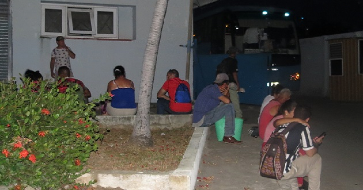 Pasajeros esperan a la intemperie en Cienfuegos © Periódico 5 de septiembre