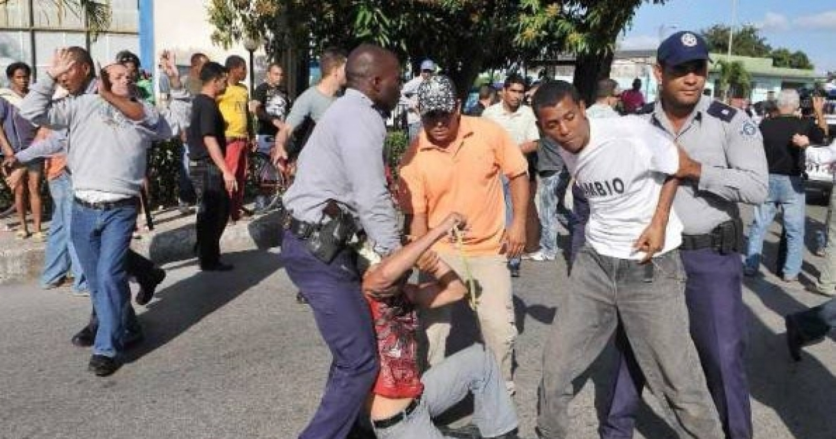 Represión a manifestantes en Cuba (imagen de referencia) © CiberCuba