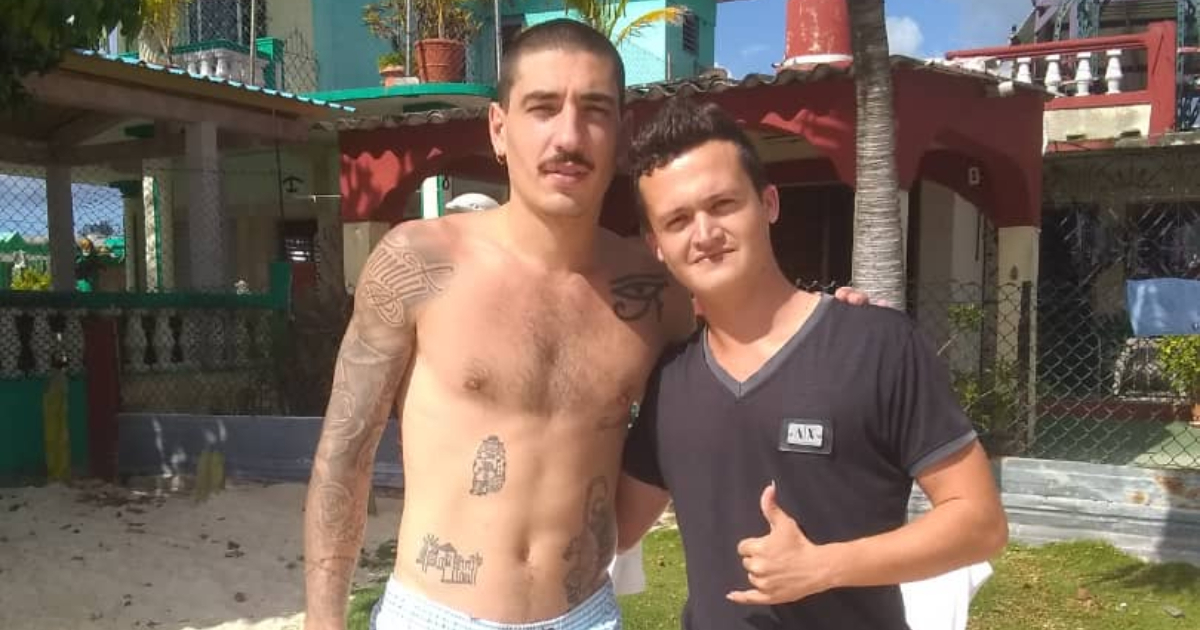 Héctor Bellerín junto a un joven cubano de Matanzas © Twitter / Ron con Kola
