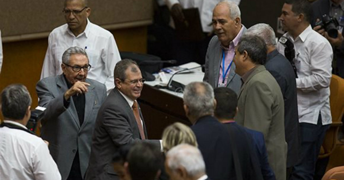 Raúl Castro bendiciendo a Homero Acosta, tras ser designado Secretario de la Asamblea Nacional © Estudios Revolución