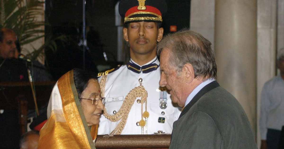 Dominique Lapierre (der.) durante una ceremonia en Nueva Delhi, India, en 2008. © Wikipedia