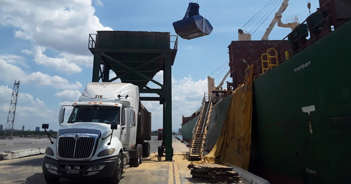 Labores de carga y descarga en el puerto de Cienfuegos © ACN / Onelia Chaveco