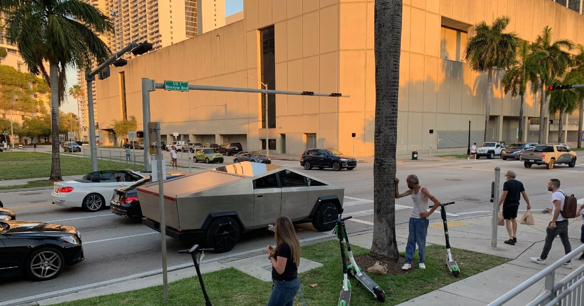 Cybertruck en las calles de Miami © @SanketSParekh