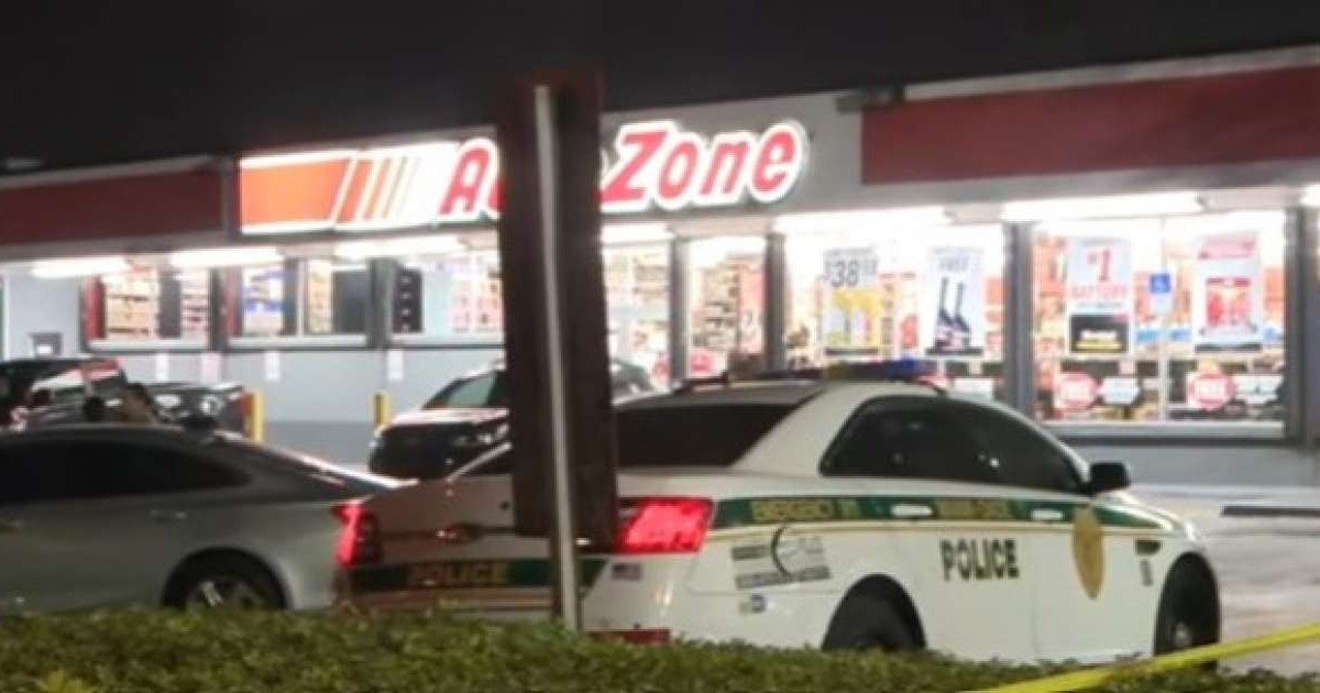 Carro de policía frente a tienda AutoZone de Miami-Dade © Captura de video de YouTube de WPLG Local 10
