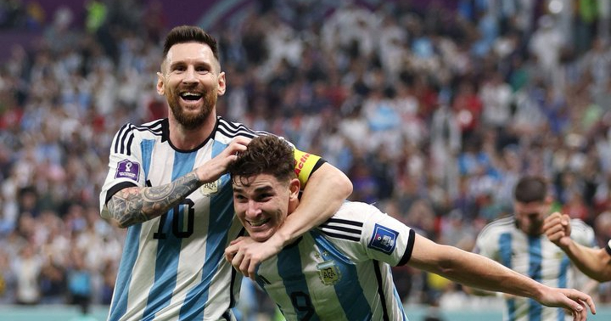 Messi celebra con Julián Álvarez. © Twitter / @FIFAWorldCup