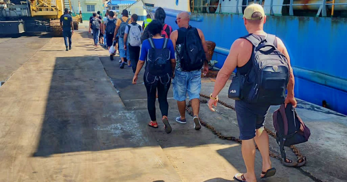 Balseros cubanos tras sus arribo a Islas Caimán, luego de ser rescatados por un crucero © Facebook/Cayman Islands Customs and Border Control - CBC