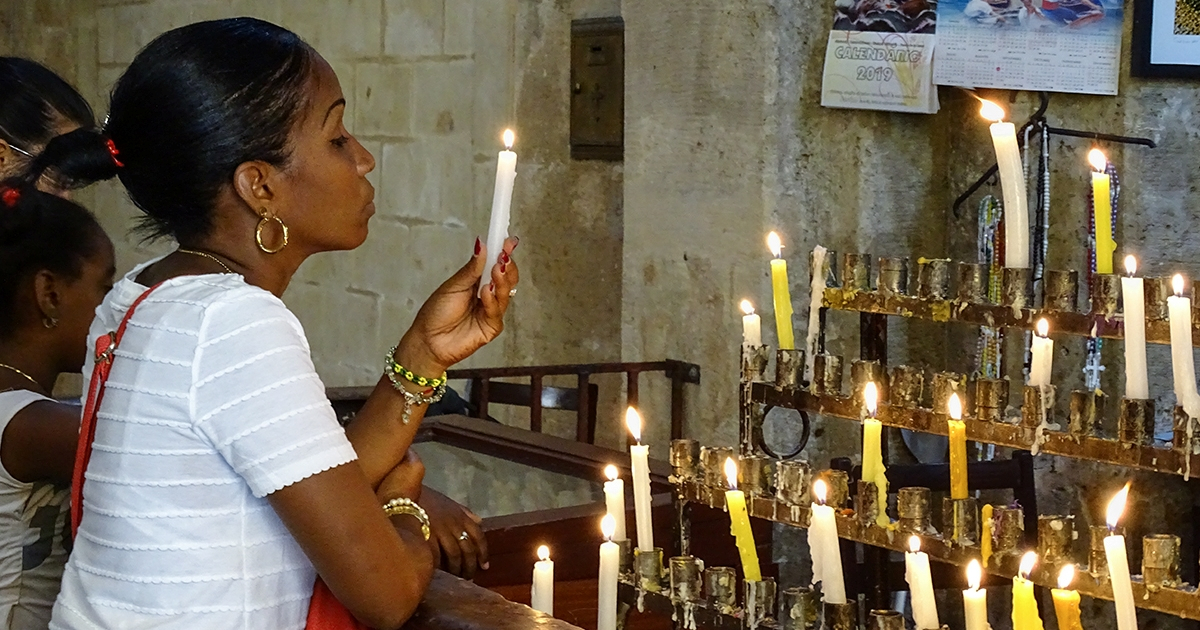 Mujer en iglesia cubana © CiberCuba