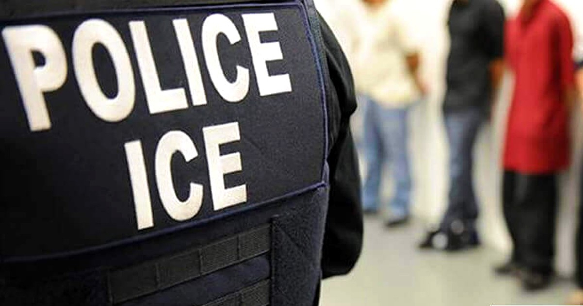 Agente del Servicio de Inmigración y Control de Aduanas (ICE) y detenidos © www.ice.gov