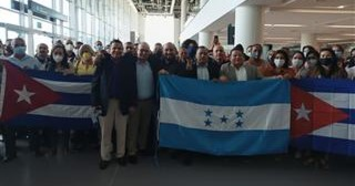 Maestros cubanos llegan a Honduras © Prensa Latina