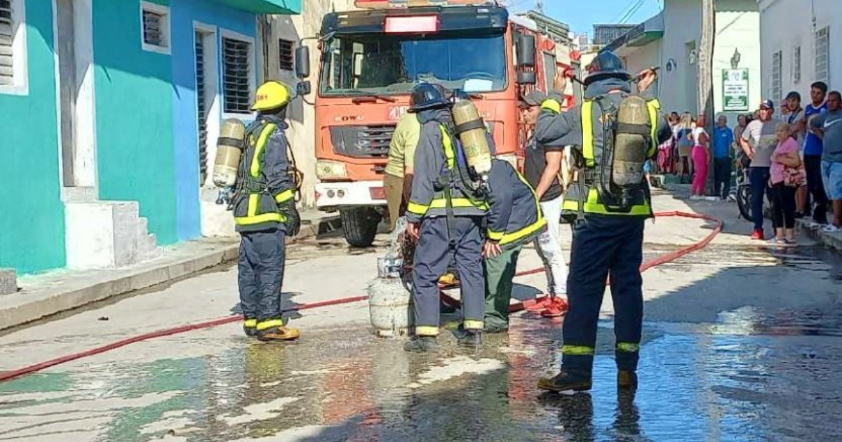 Los bomberos extinguieron el incendio y sacaron la balita de la vivienda © Escambray / Rosario S. Jacomino 