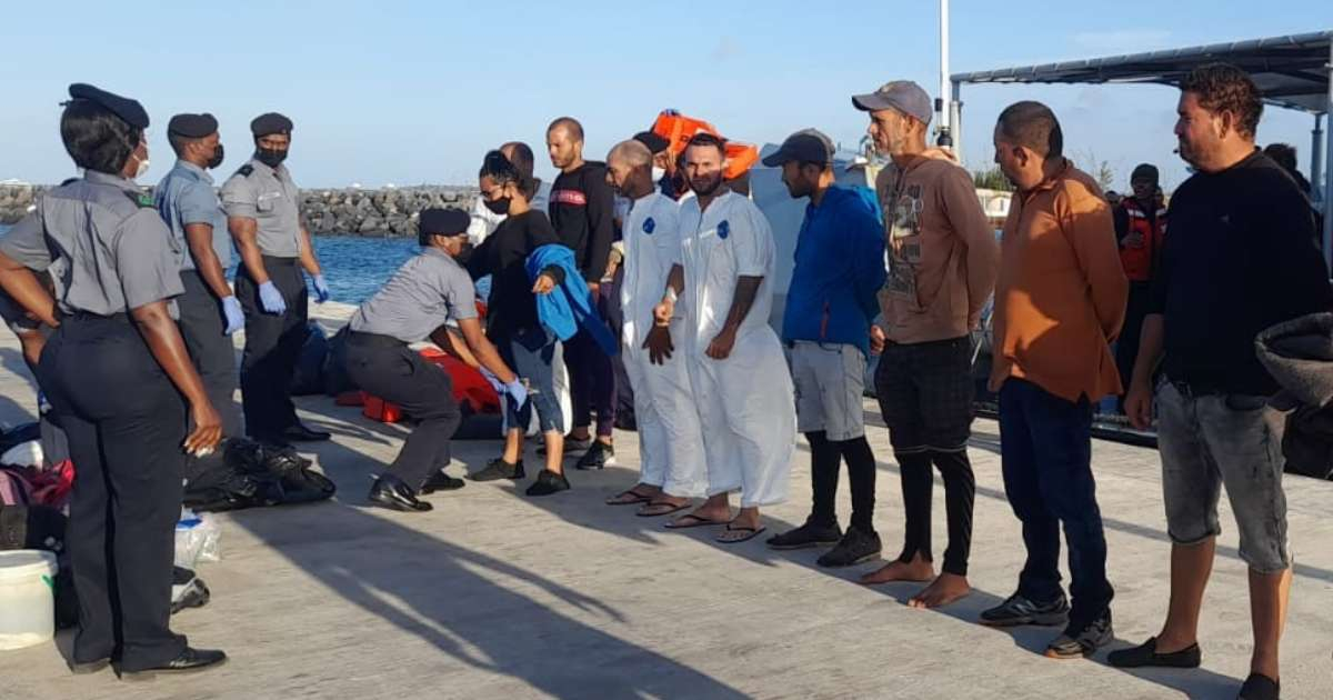 Balseros cubanos rescatados en Bahamas © Facebook/ Royal Bahamas Defence Force