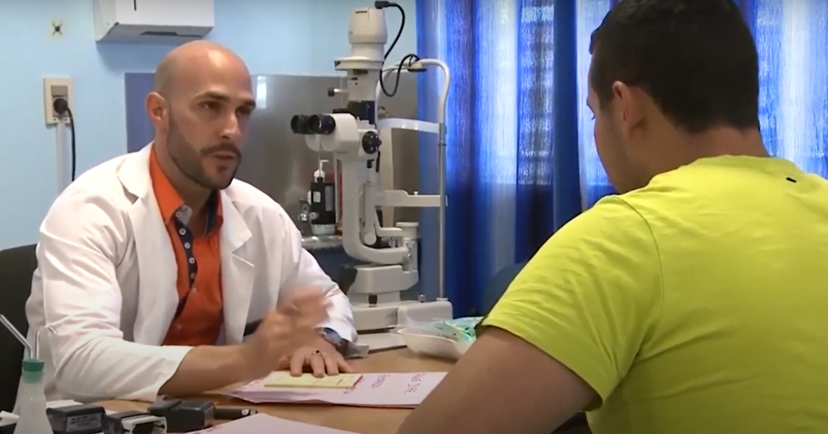 Médico cubano en el hospital de Uruguay durante una consulta en 2011 © Captura de pantalla
