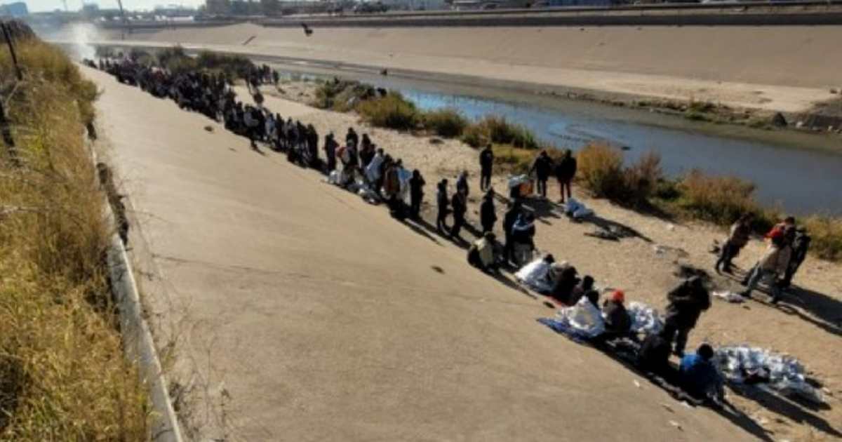 Migrantes en la frontera de Estados Unidos y México © Twiter / Chief Raul Ortiz