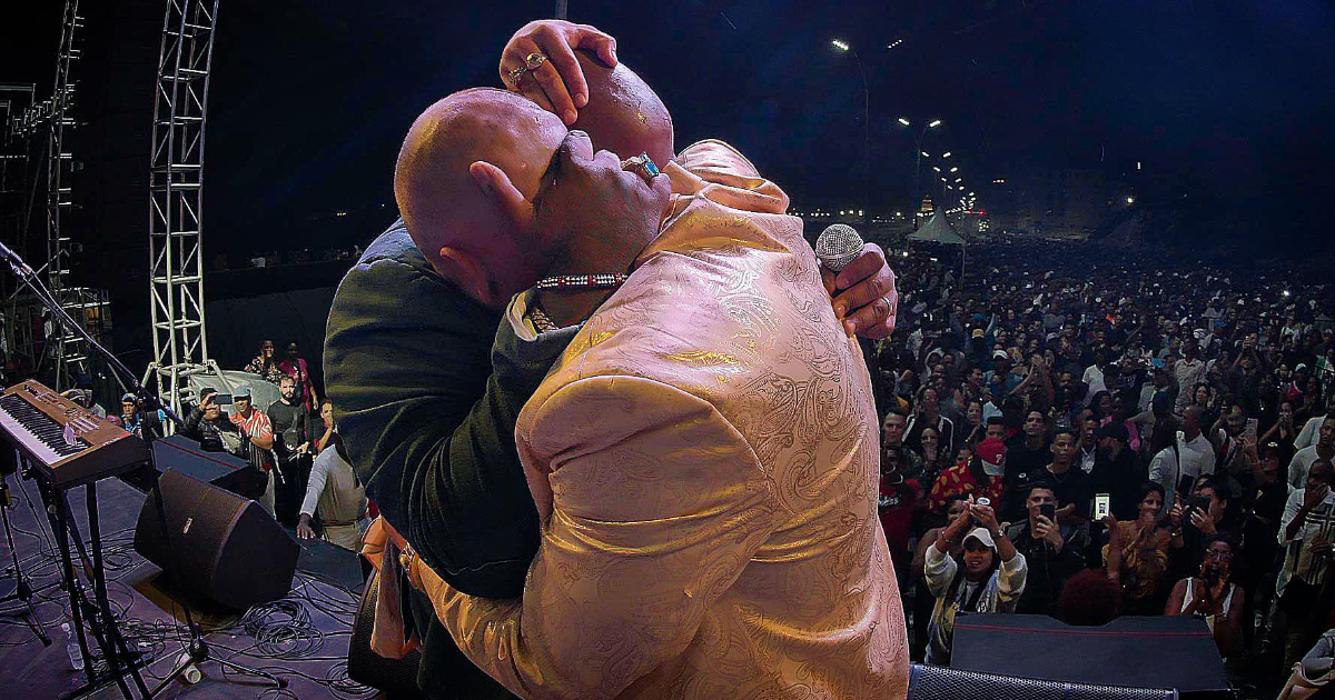 Alexander Abreu y Emilio Frías se abrazan en el concierto del Malecón © Instagram / elninoylaverdadoficial