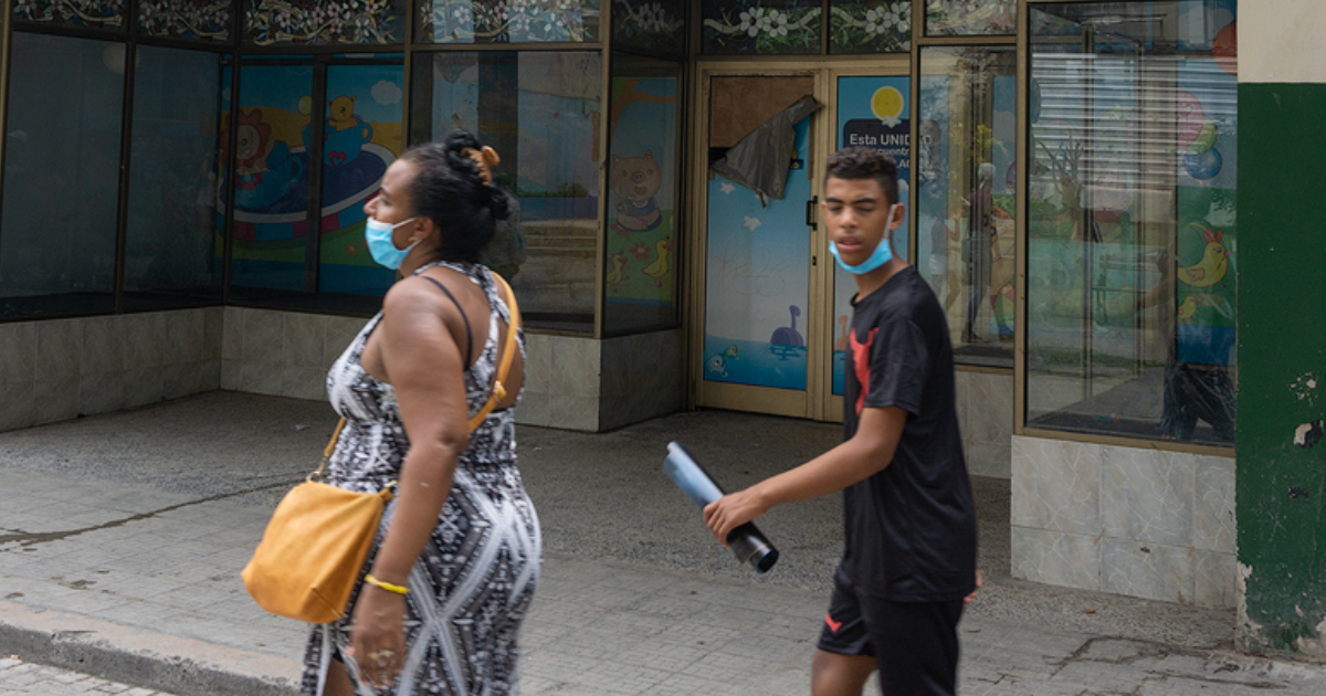 Personas caminando por la calle © CiberCuba