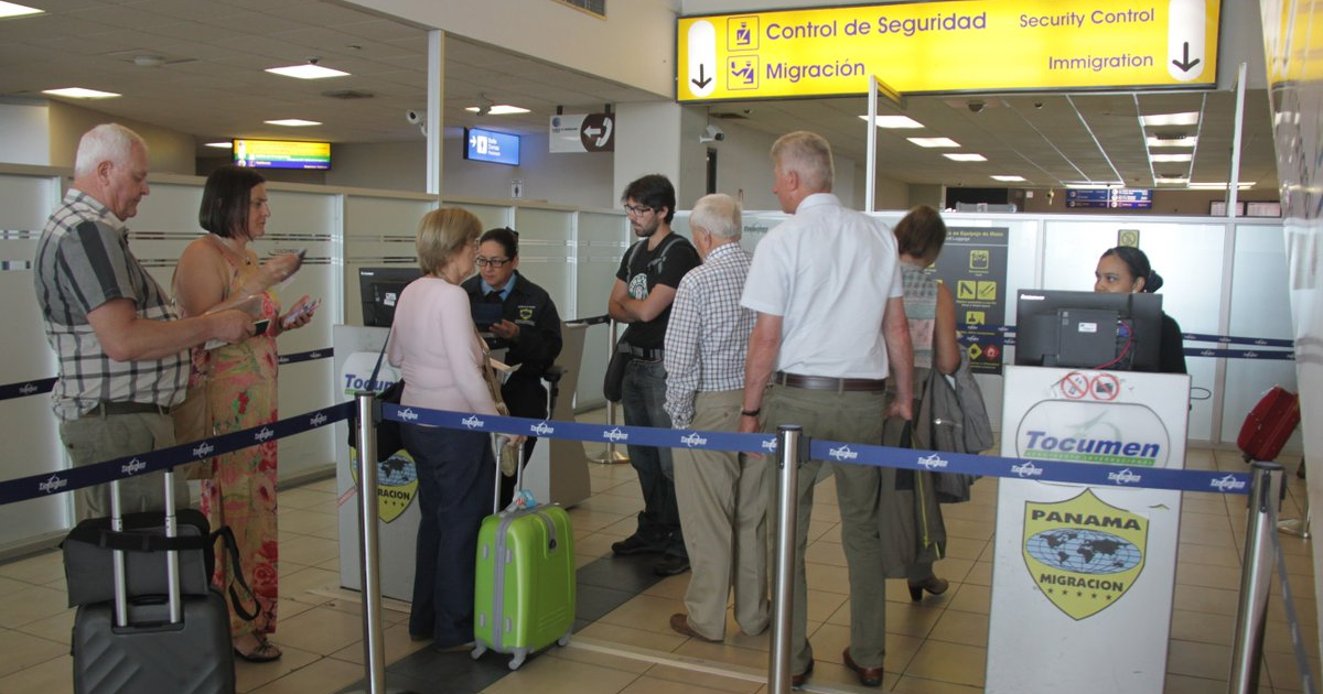 Pasajeros esperando control en Aeropuerto Internacional de Tocumen, Panamá (Imagen de referencia) © Twitter / Migración Panamá