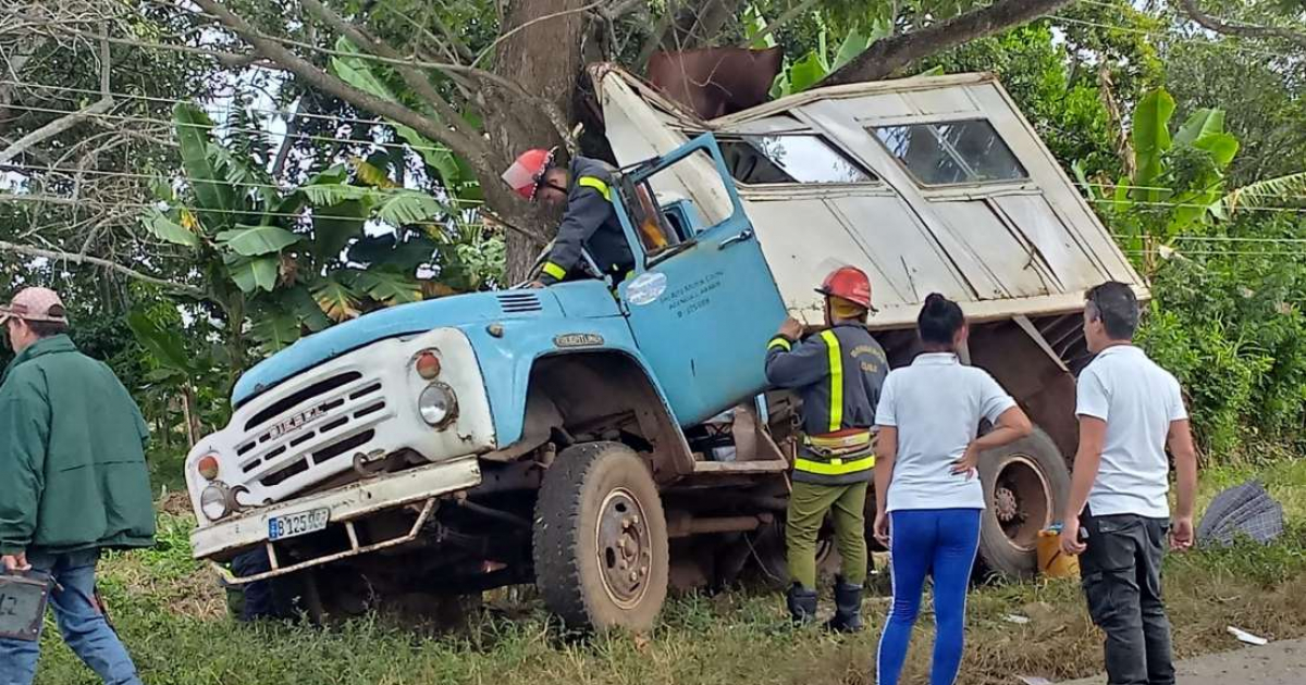 Bomberos revisan camión impactado contra un árbol en Matanzas © Iris Quintero Zulueta / Facebook