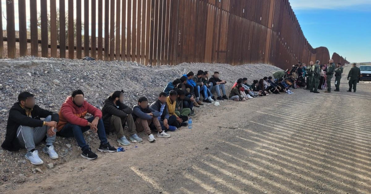 Migrantes en la frontera entre Estados Unidos y México © Twitter / USBPChiefTCA