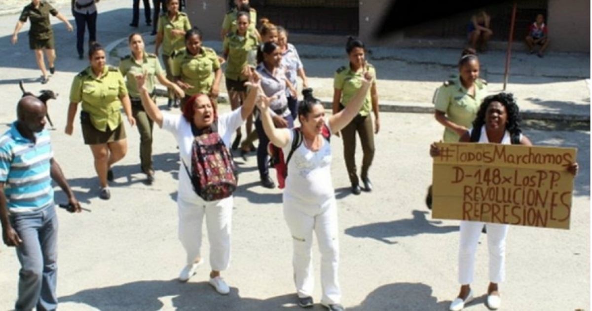 Damas de Blanco cercadas por la policía © Observatorio Cubano de Derechos Humanos
