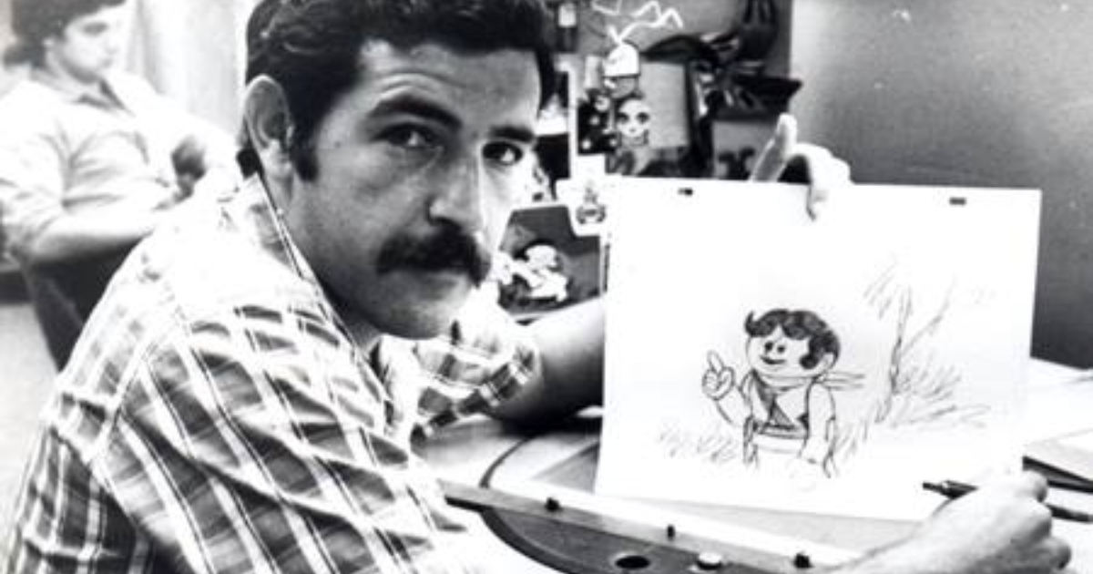 Juan padrón con uno de los bocetos de Elpidio Valdés © Facebook / Juan Padrón - Oficial