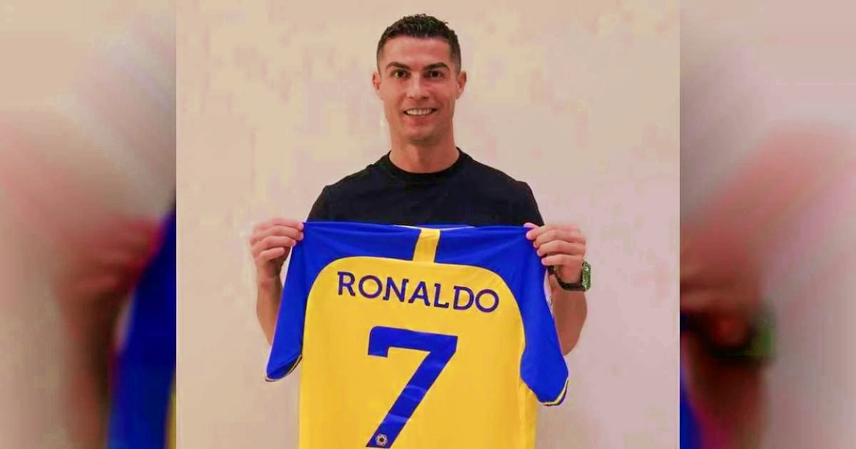 Cristiano Ronaldo posa con la camiseta de su nuevo club, en la que también llevará el dorsal número 7 © Twitter/