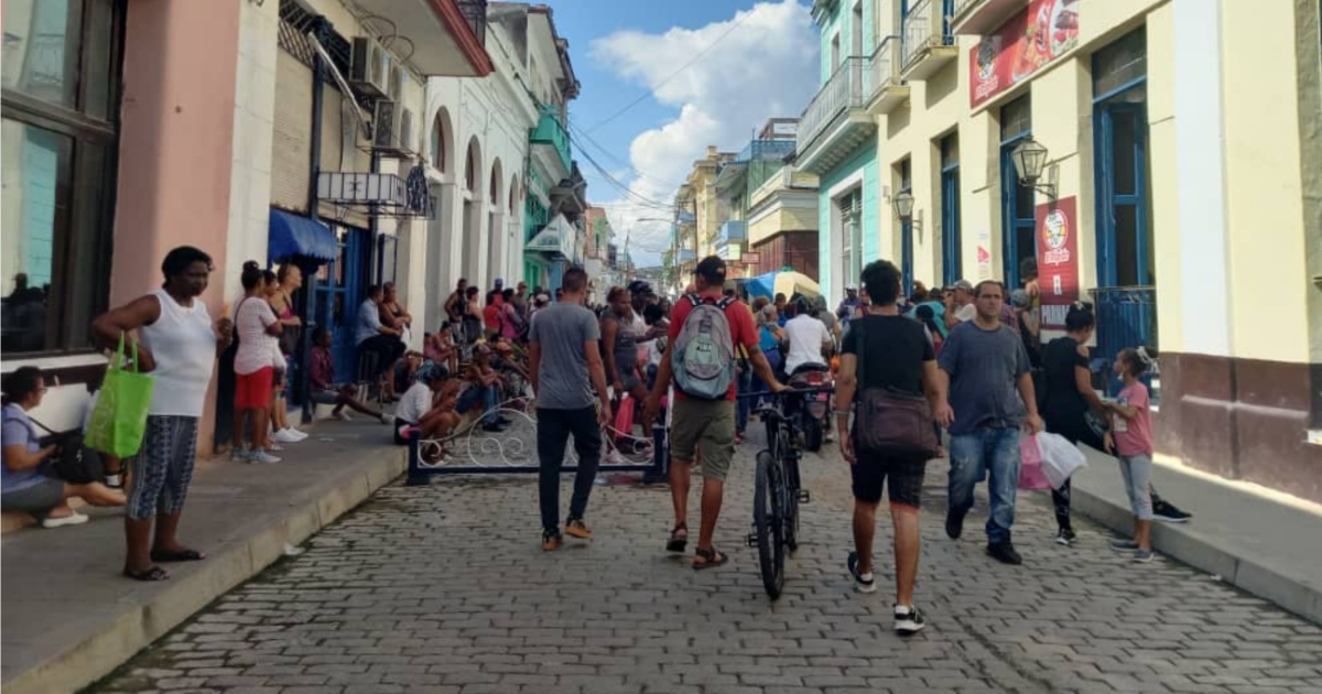 Cubanos en calle Medio de Matanzas © CiberCuba