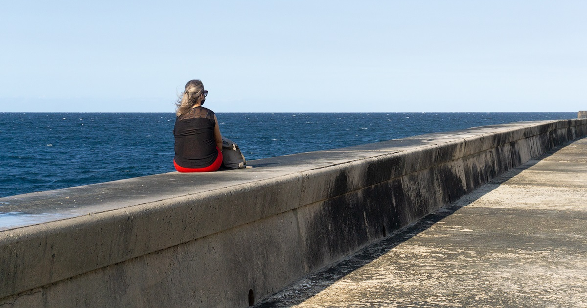 Cubana sentada en el muro del Malecón © CiberCuba