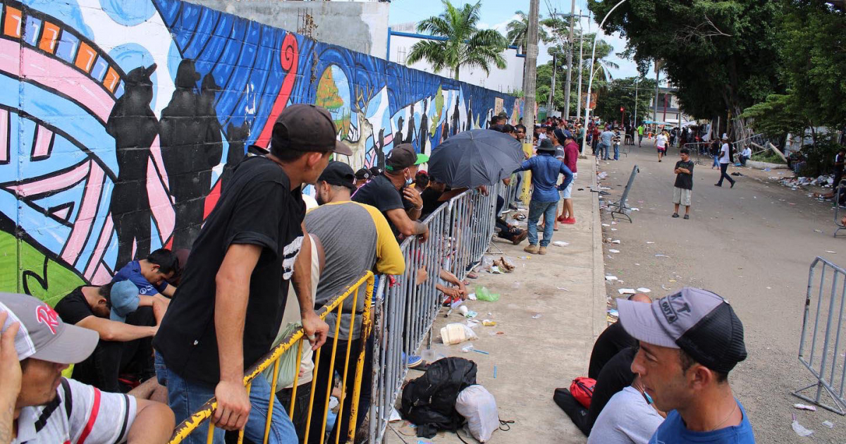 Migrantes ante las oficinas del INM en Tapachula © Twitter / Cheché Torres