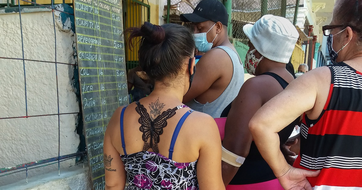 Cubanos haciendo colas para comprar comida © CiberCuba