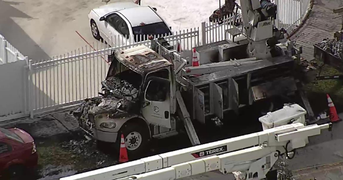 Camión calcinado por descarga eléctrica © Captura de video / NBC Miami