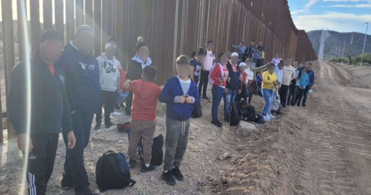 Cubanos detenidos en la frontera en el área de Arizona © Twitter / @USBPChiefTCA