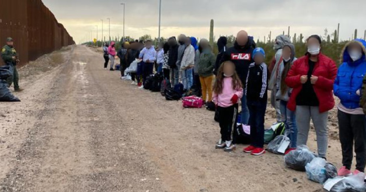 Migrantes en la frontera norte de México © Twitter / John R. Modlin